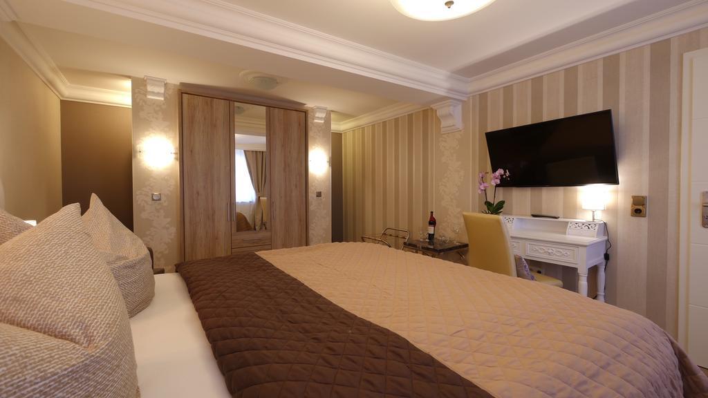 Готель Querfurter Hof Екстер'єр фото